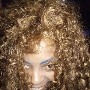 Meet your Posher, Casandra